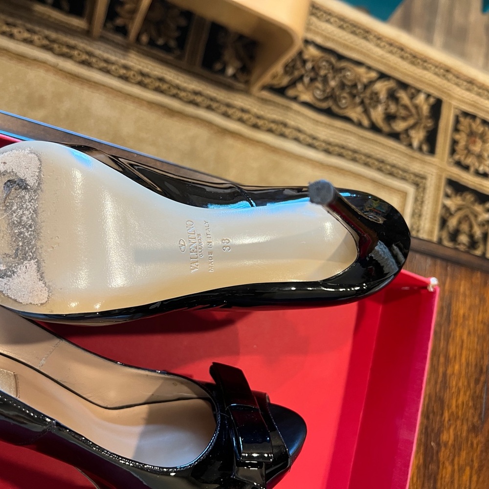 Valentino Garavani
Patent Leather Open Toe Bow Pumps
Size 38 - Picture 6 of 10